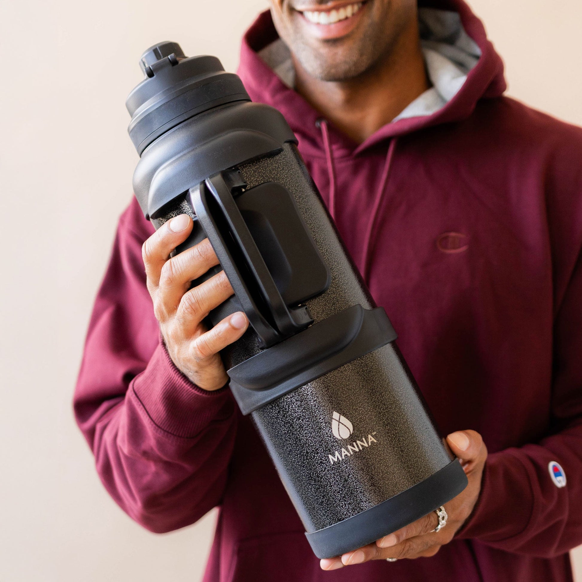 4l-titan-bottle-135-oz-l0 5Manna_Website_Lifestyles-29.jpg